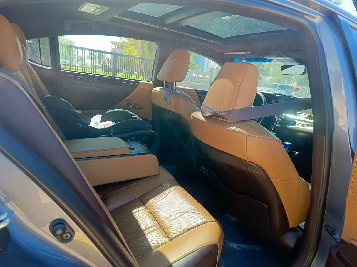 Car image 20