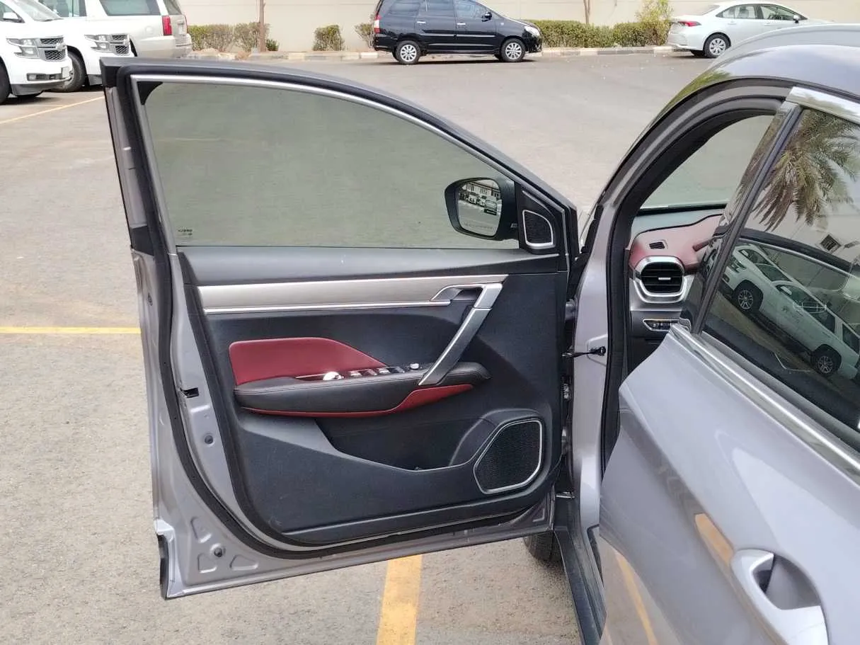 Car image 11