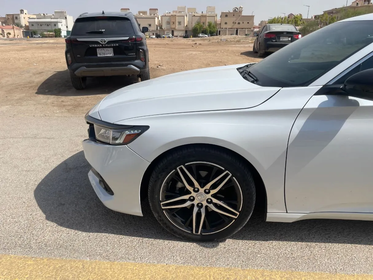 Car image 9