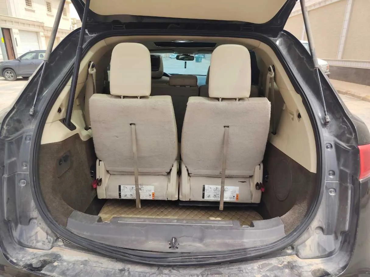 Car image 25