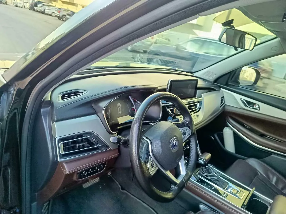 Car image 14