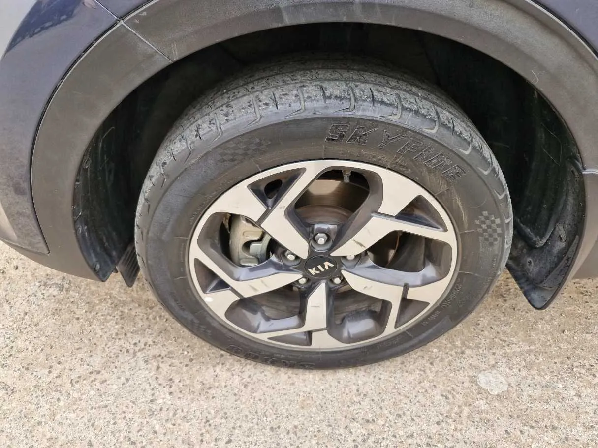 Car image 10