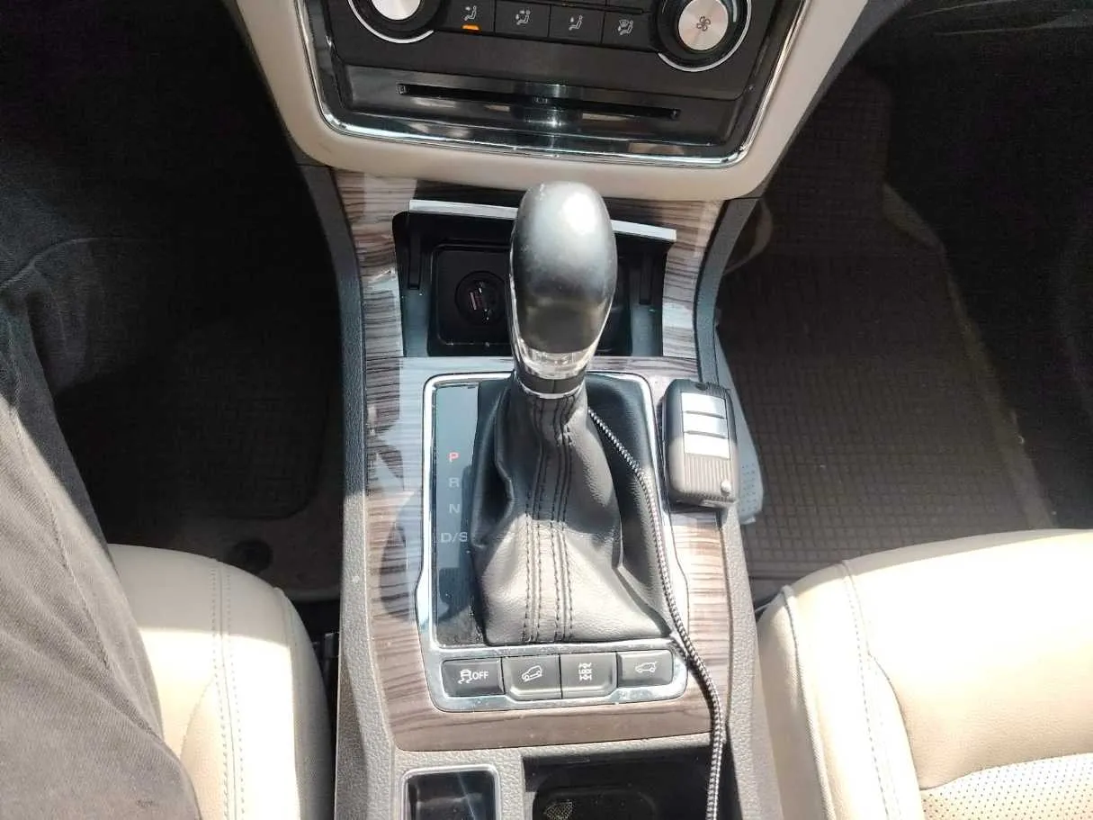 Car image 24