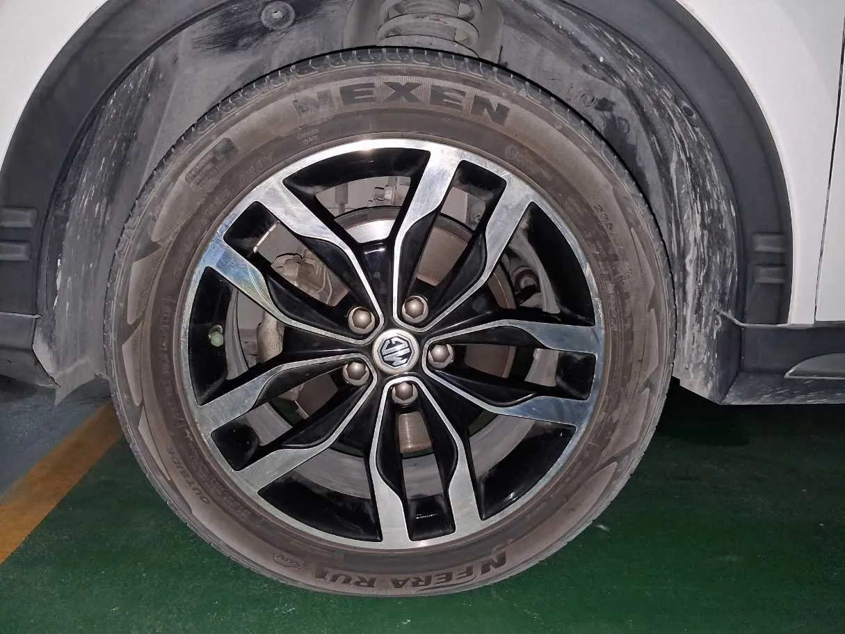 Car image 9