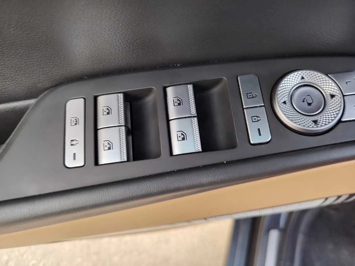 Car image 27