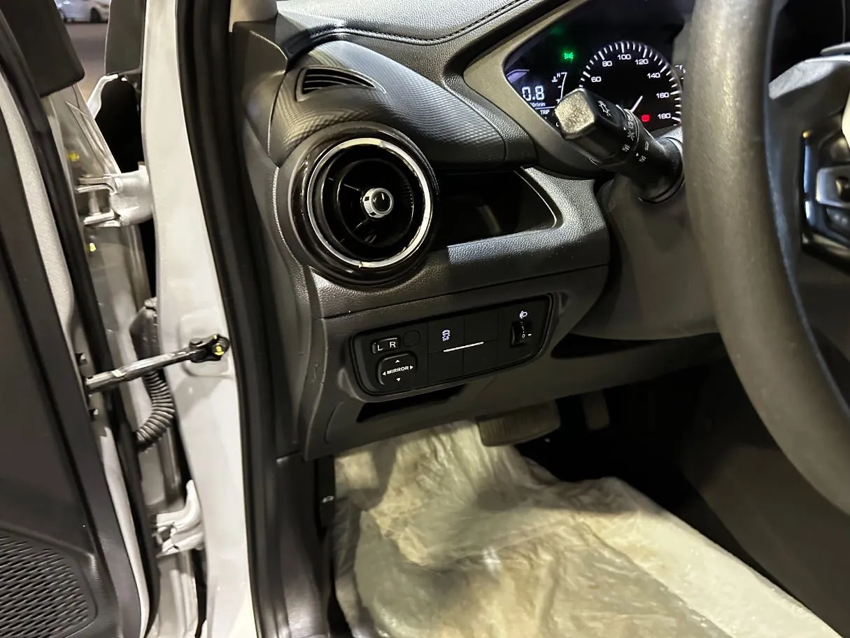 Car image 25