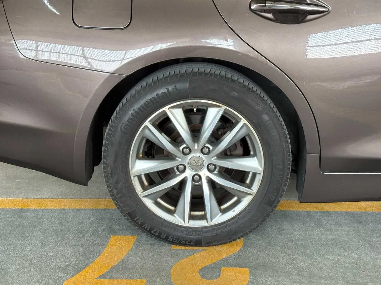 Car image 9