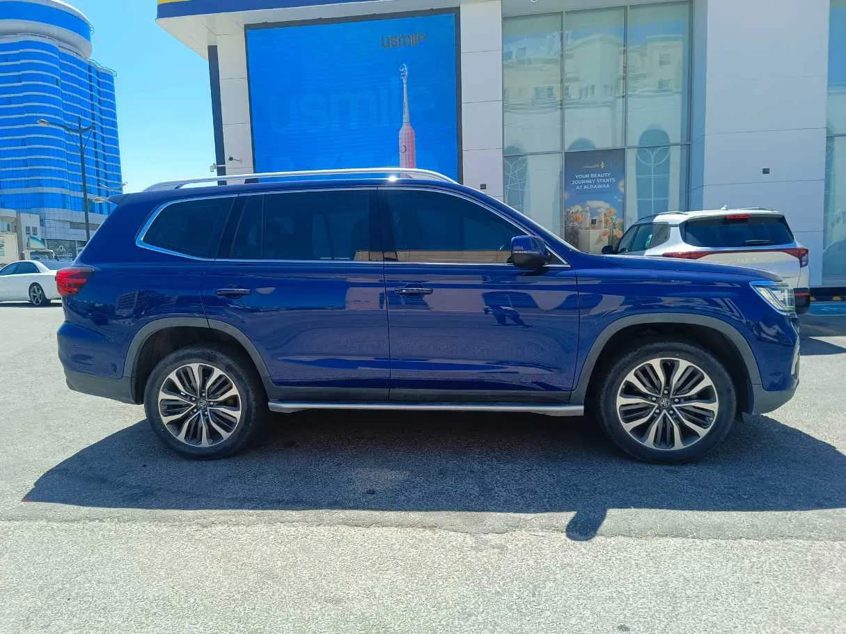 Car image 4