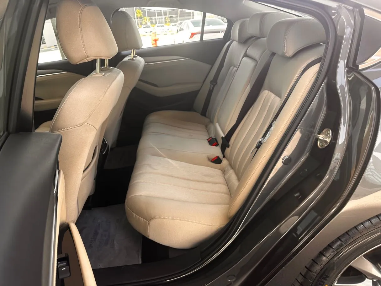 Car image 14