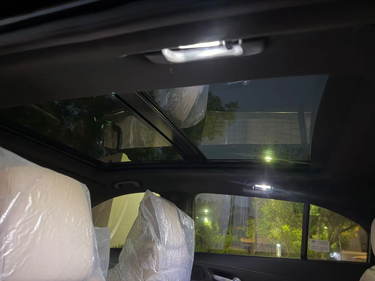 Car image 12