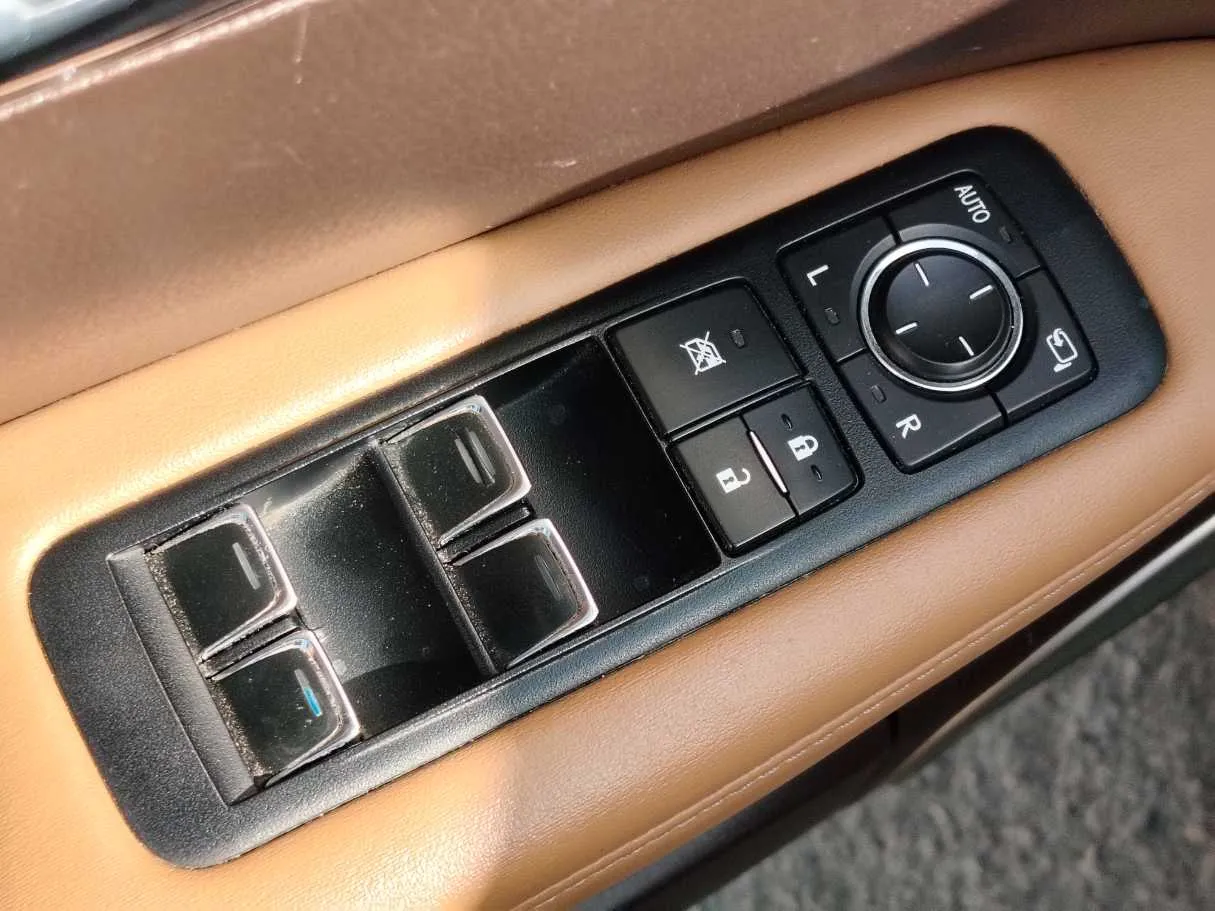 Car image 27