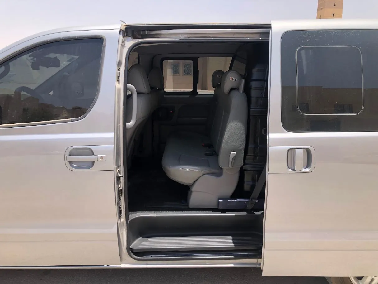Car image 12