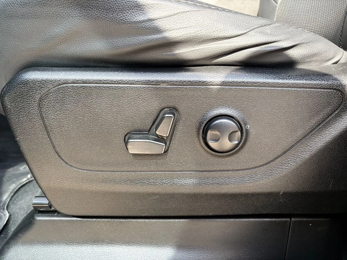 Car image 27
