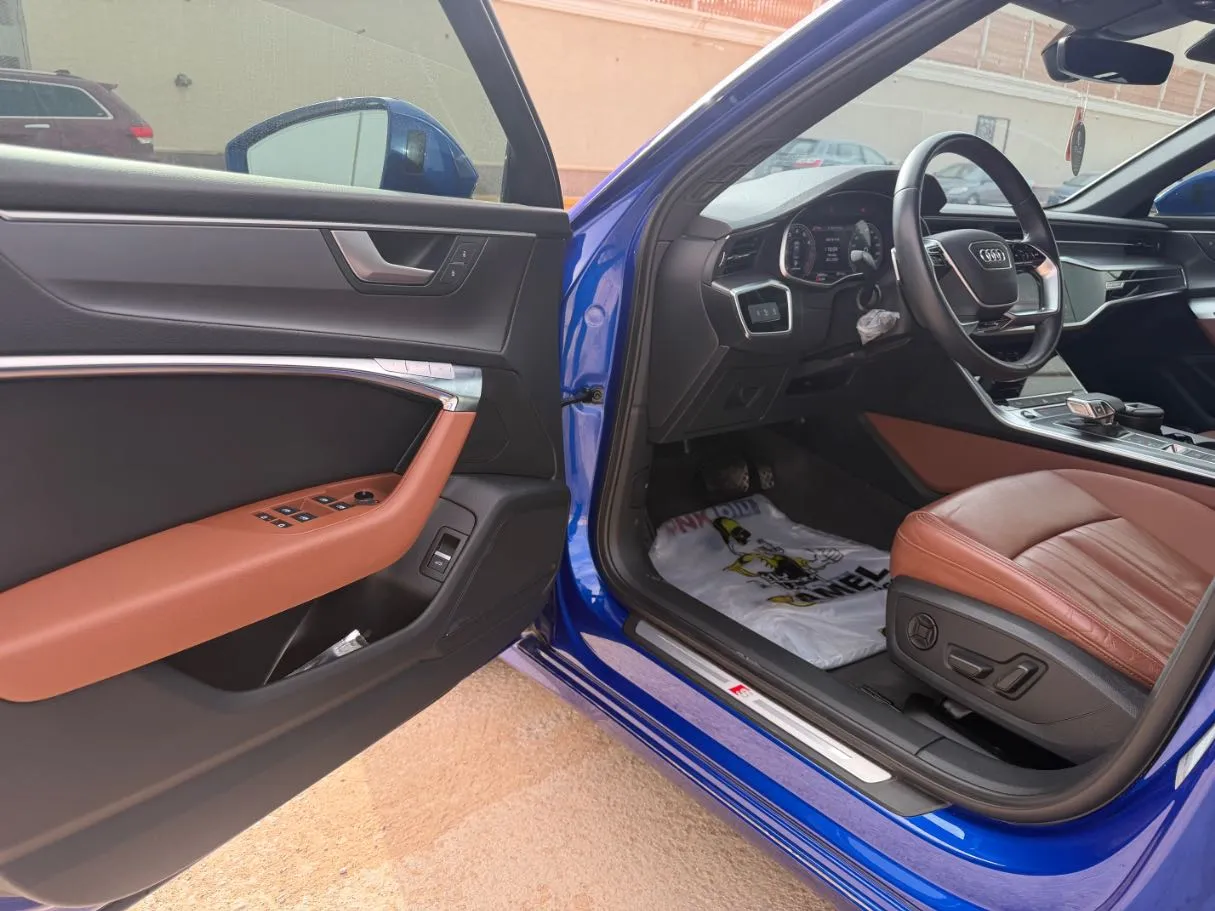 Car image 11