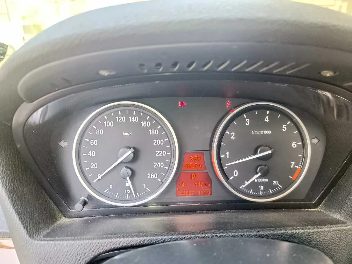 Car image 24