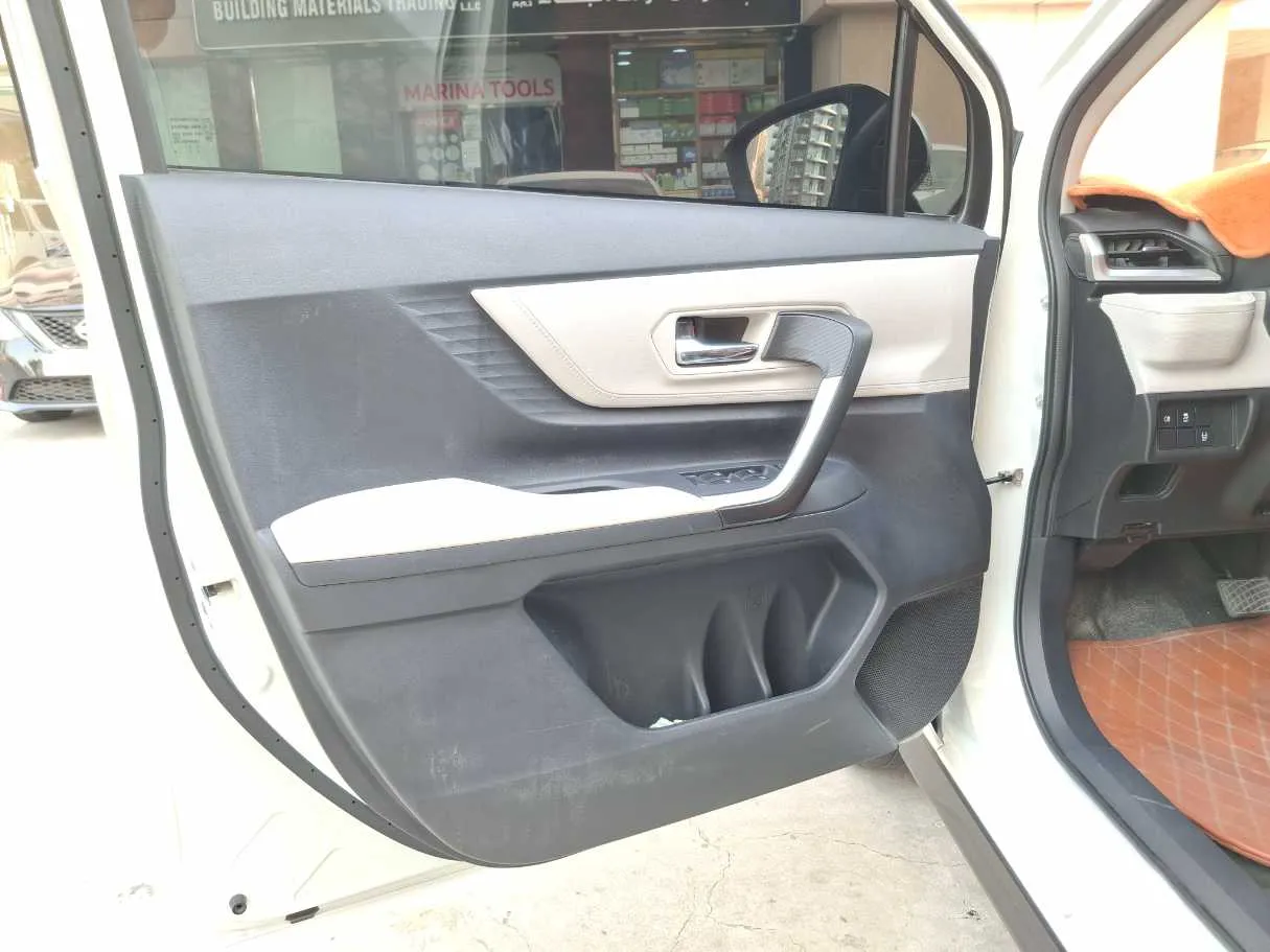 Car image 10