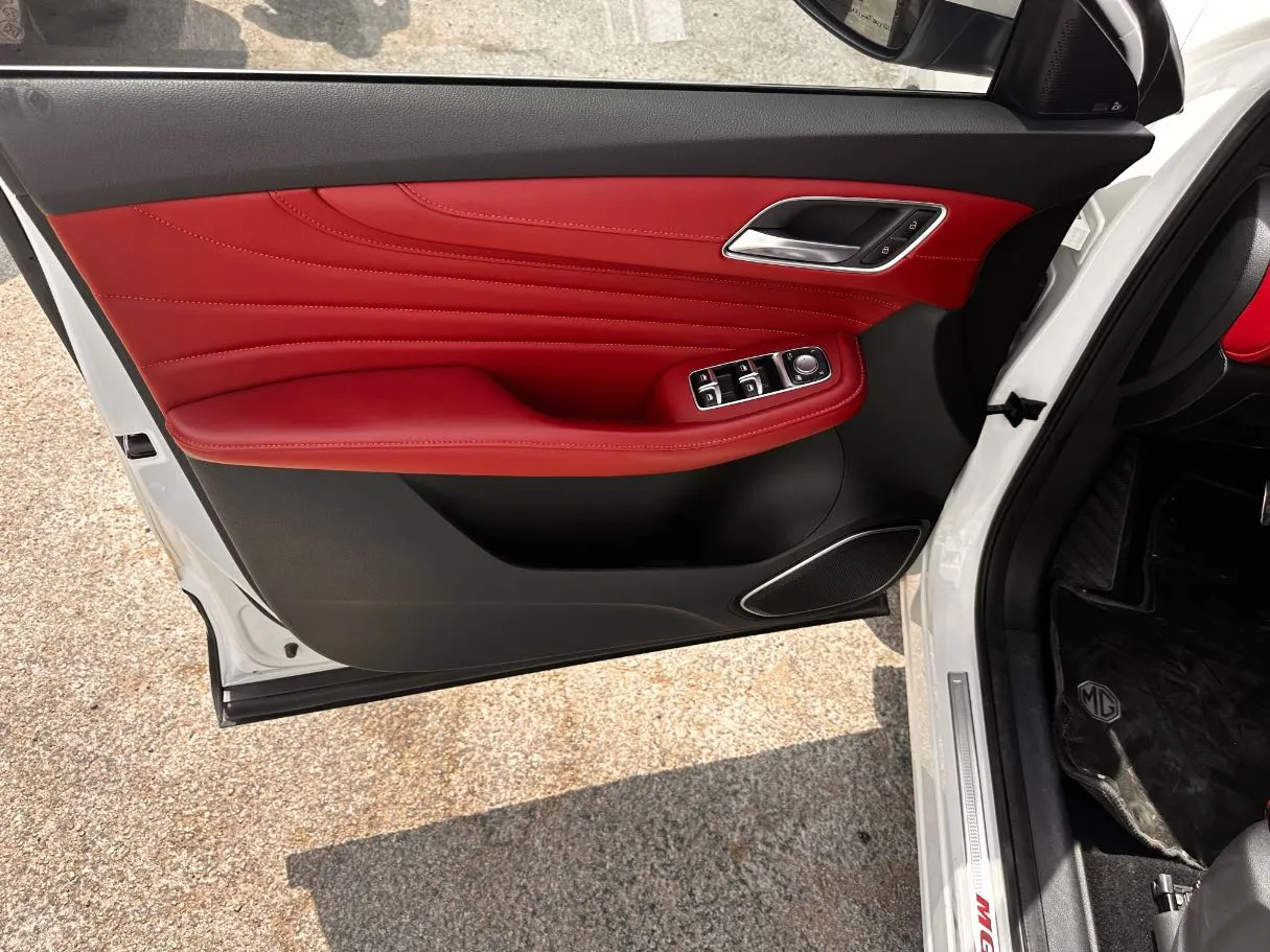 Car image 10