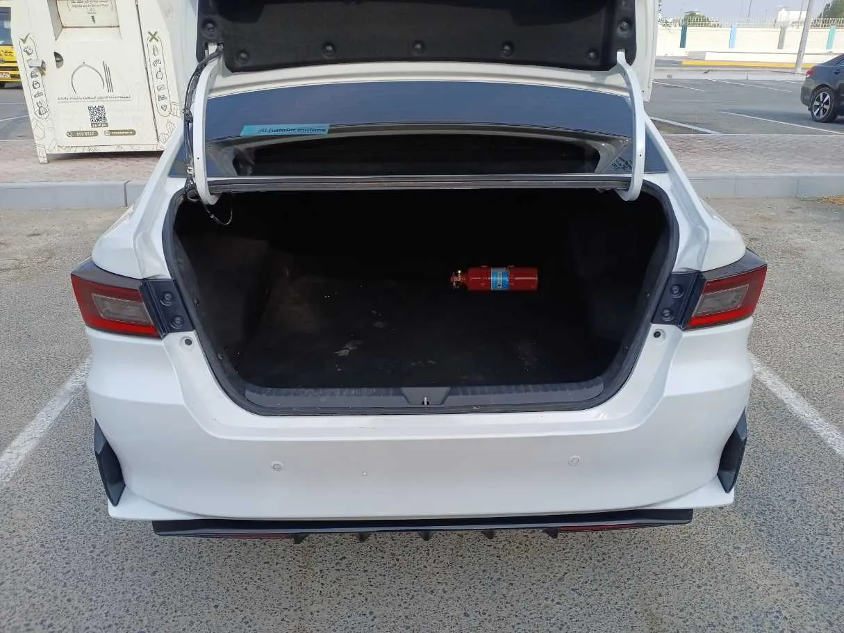 Car image 19