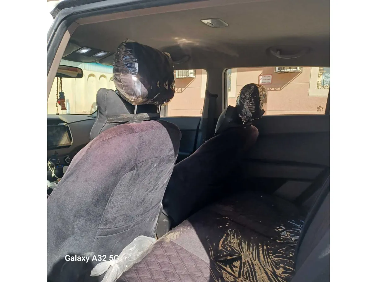 Car image 14