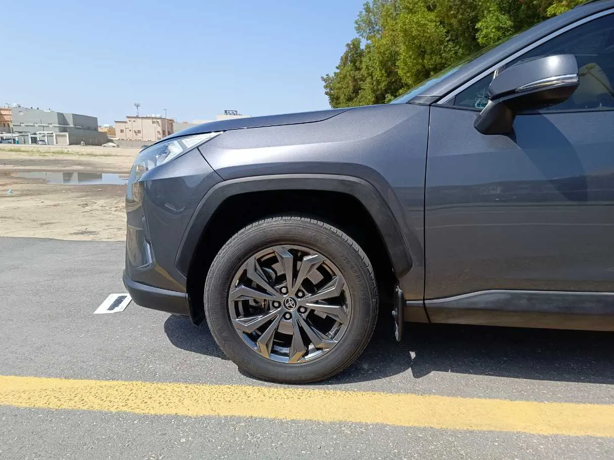 Car image 9