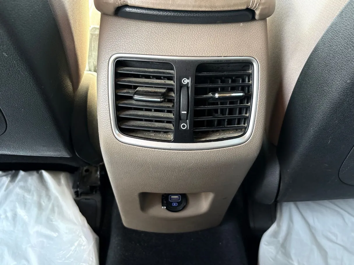 Car image 27