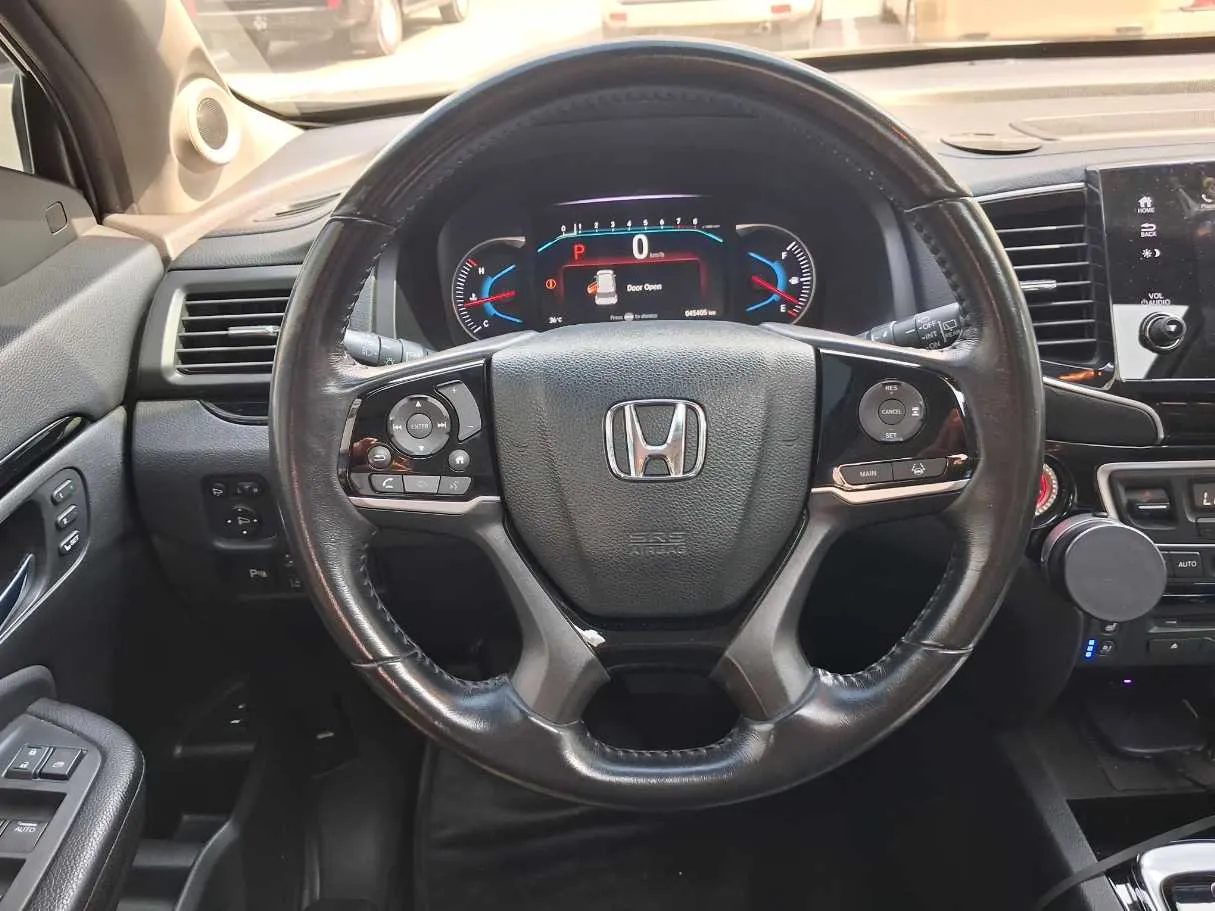 Car image 19