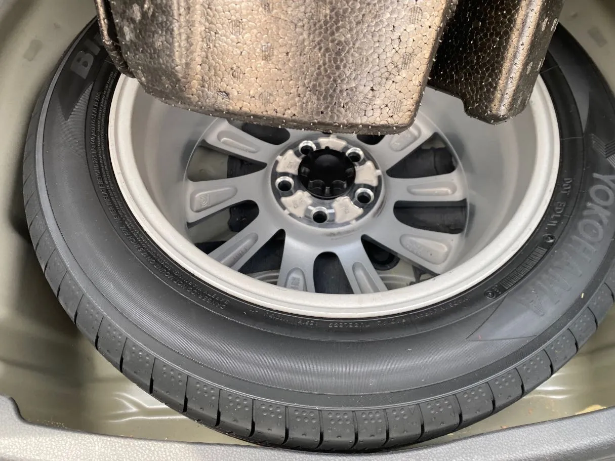Car image 26