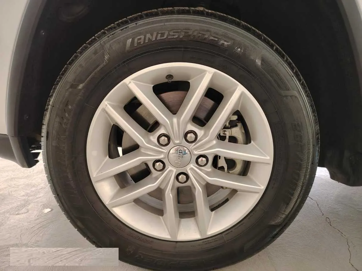 Car image 10