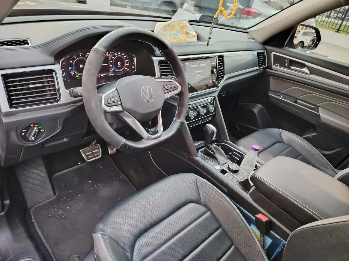 Car image 14