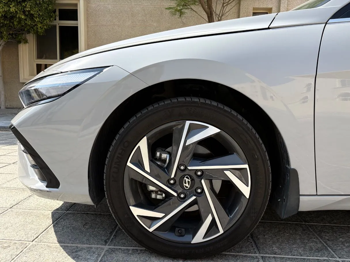 Car image 9