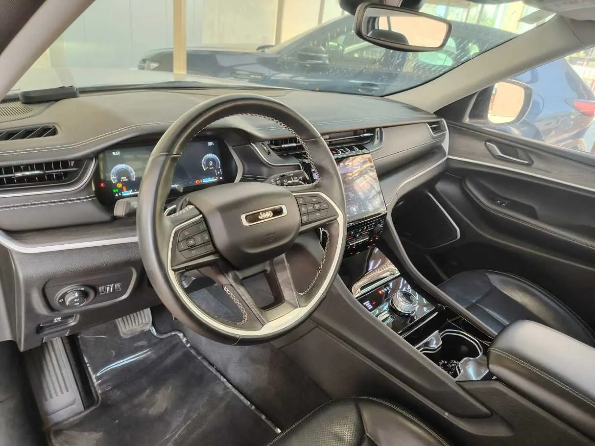 Car image 13