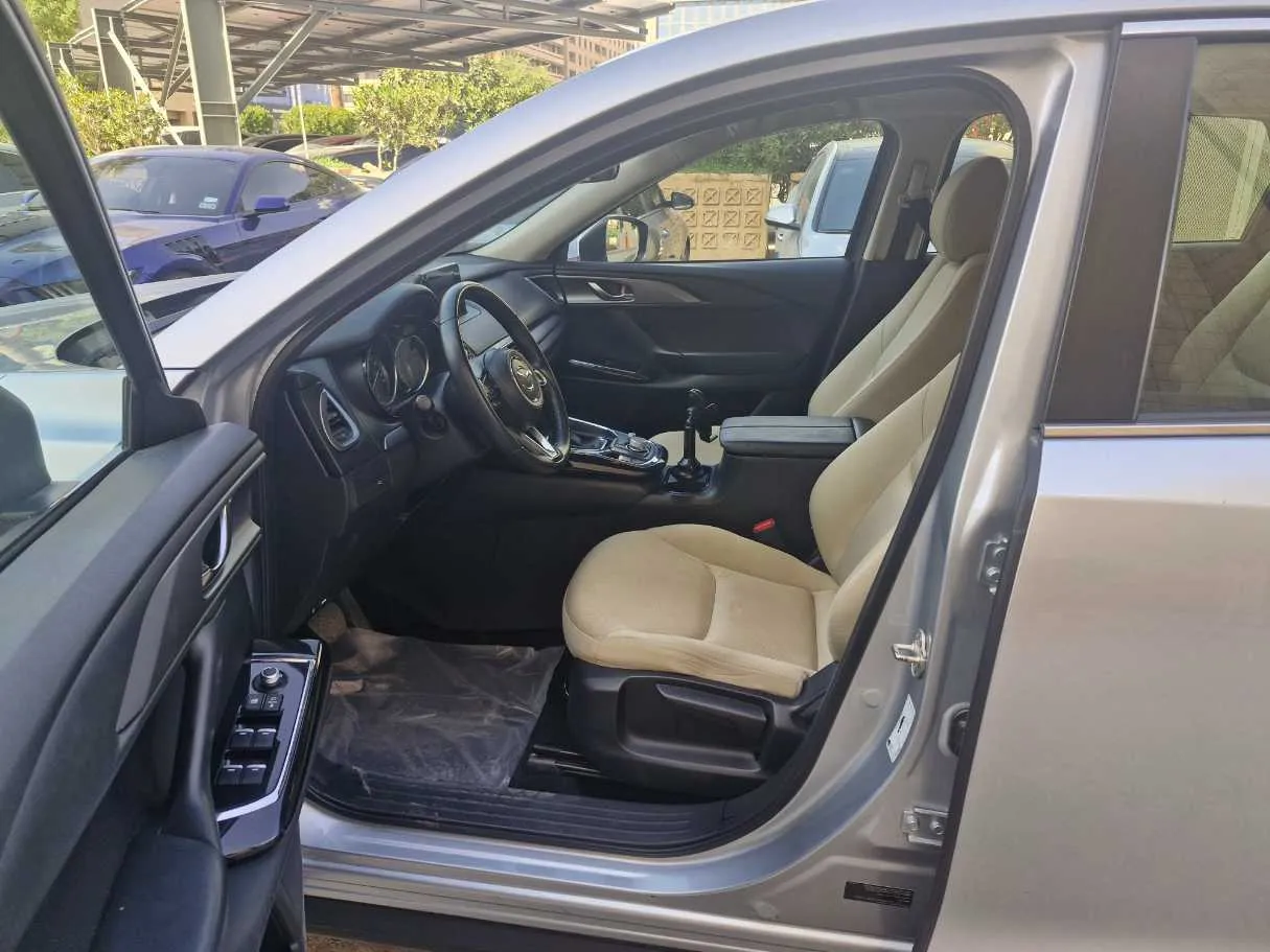 Car image 12