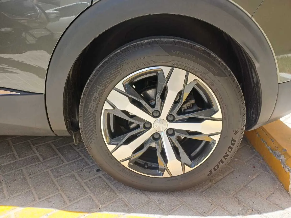 Car image 9
