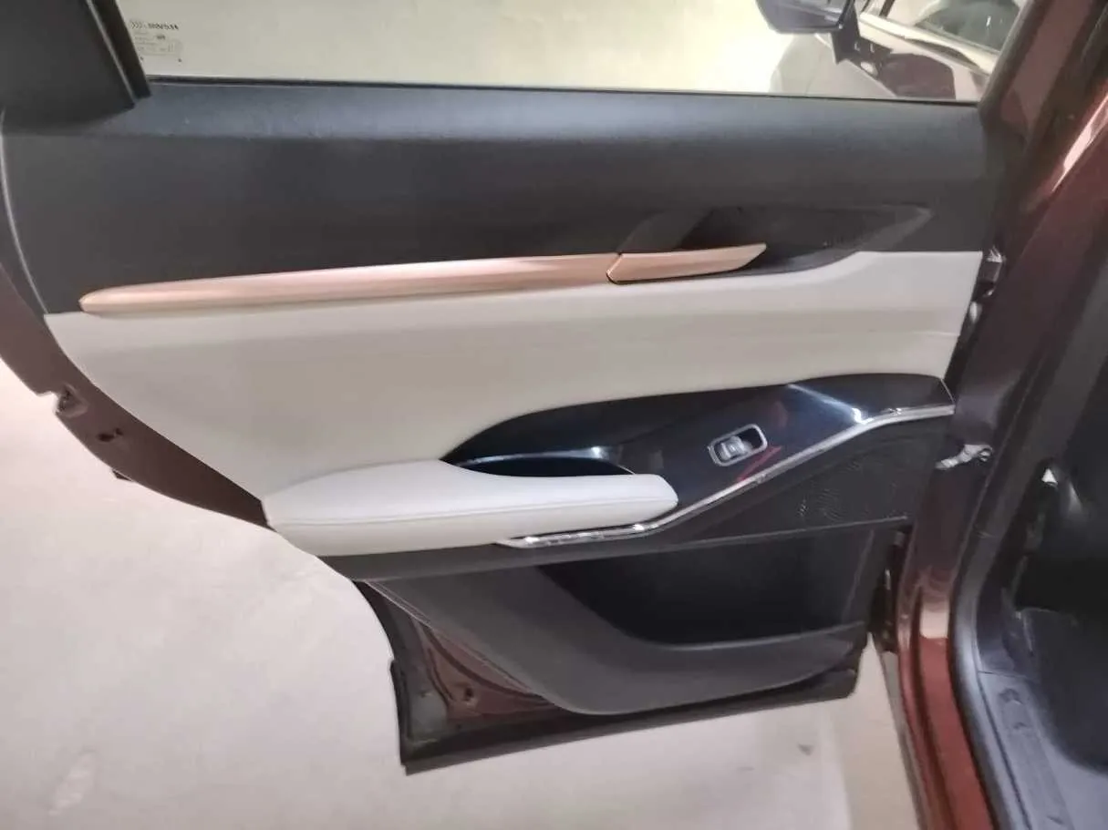 Car image 16