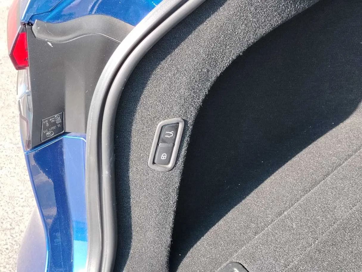 Car image 37