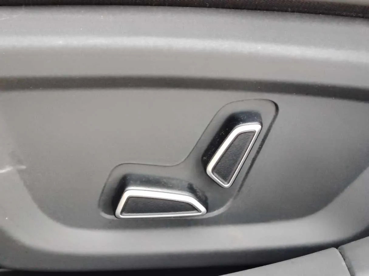 Car image 32