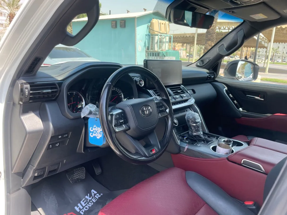 Car image 13