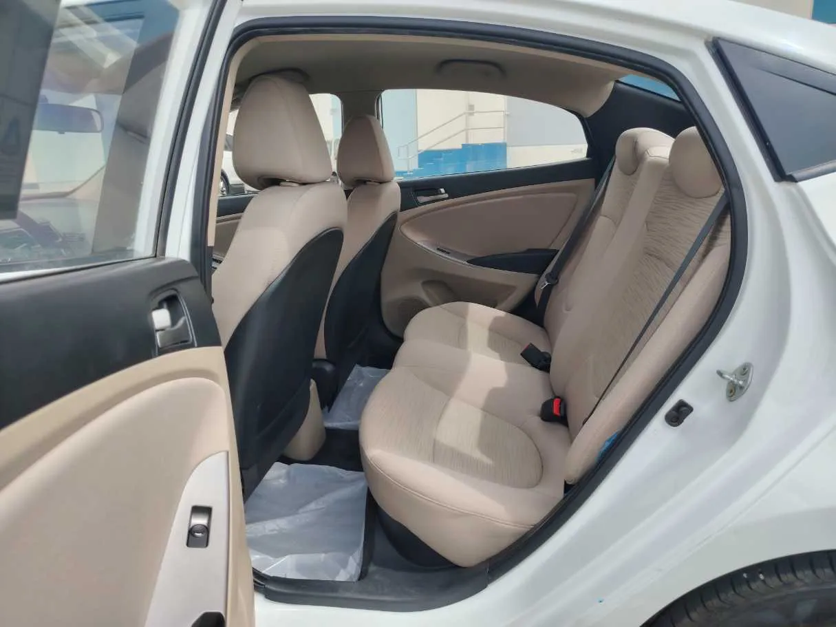 Car image 15