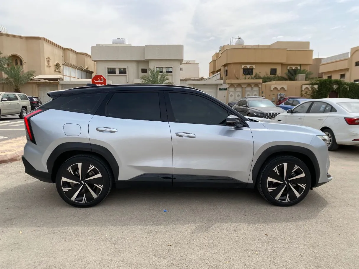 Car image 4