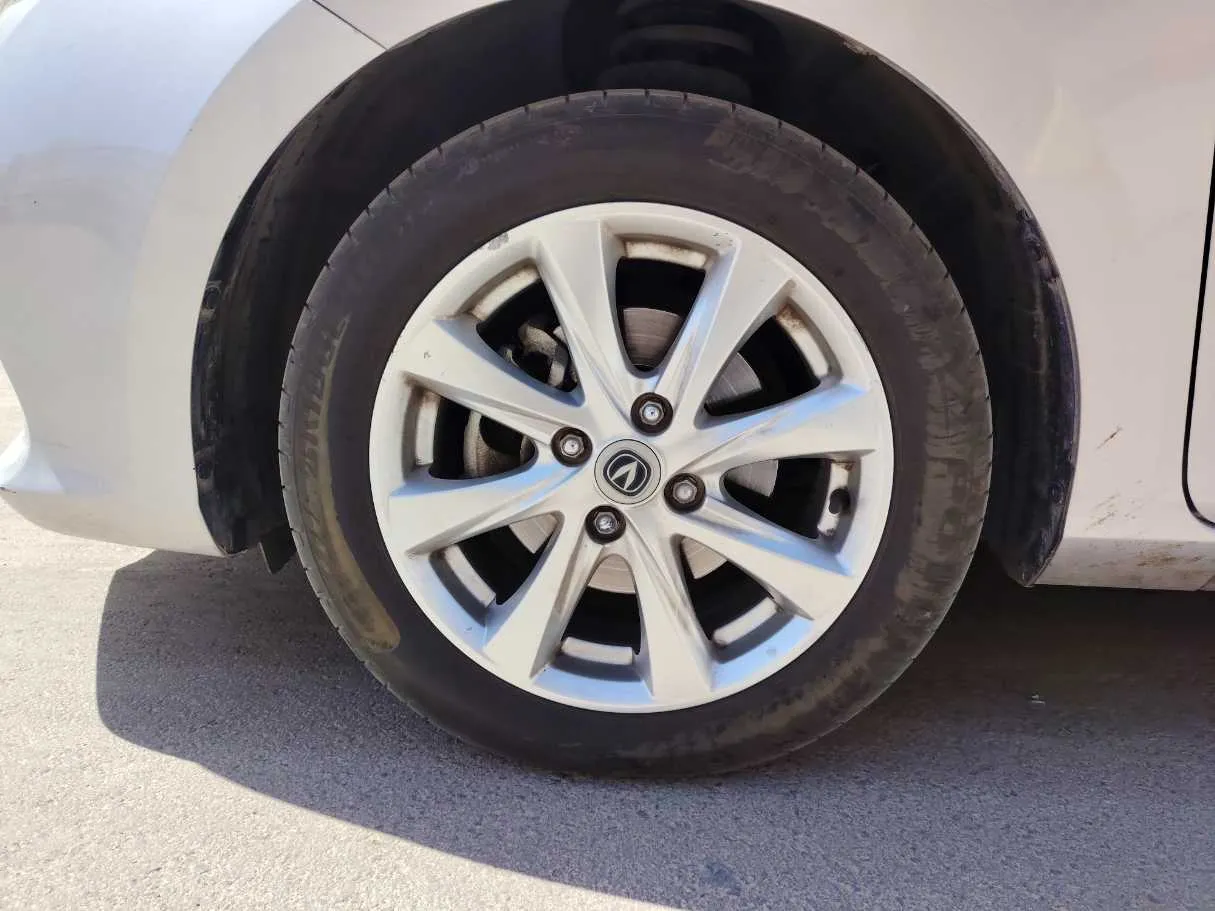 Car image 10