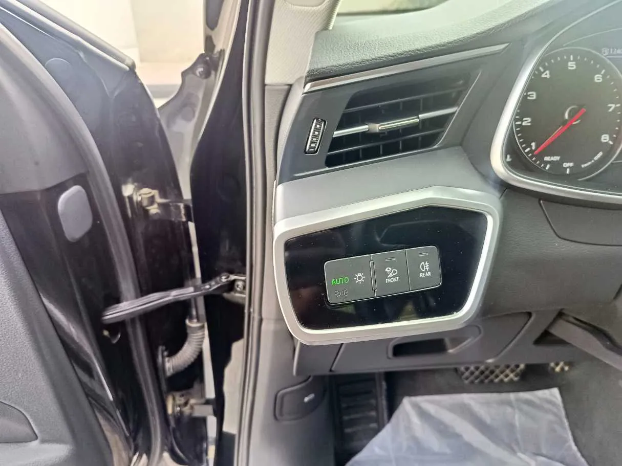 Car image 30