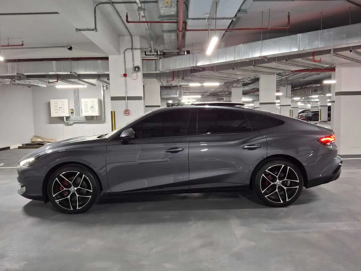 Car image 4