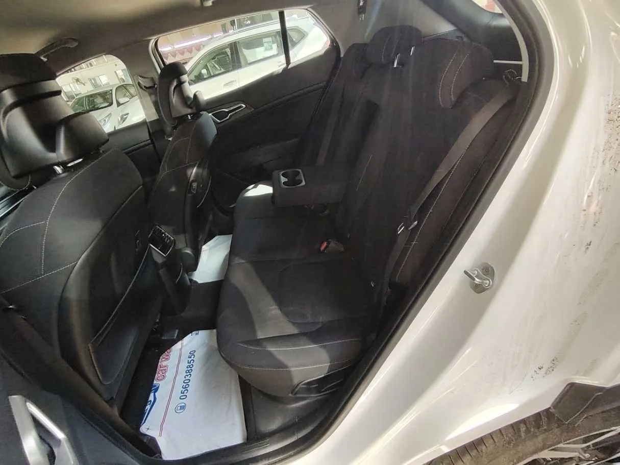 Car image 18