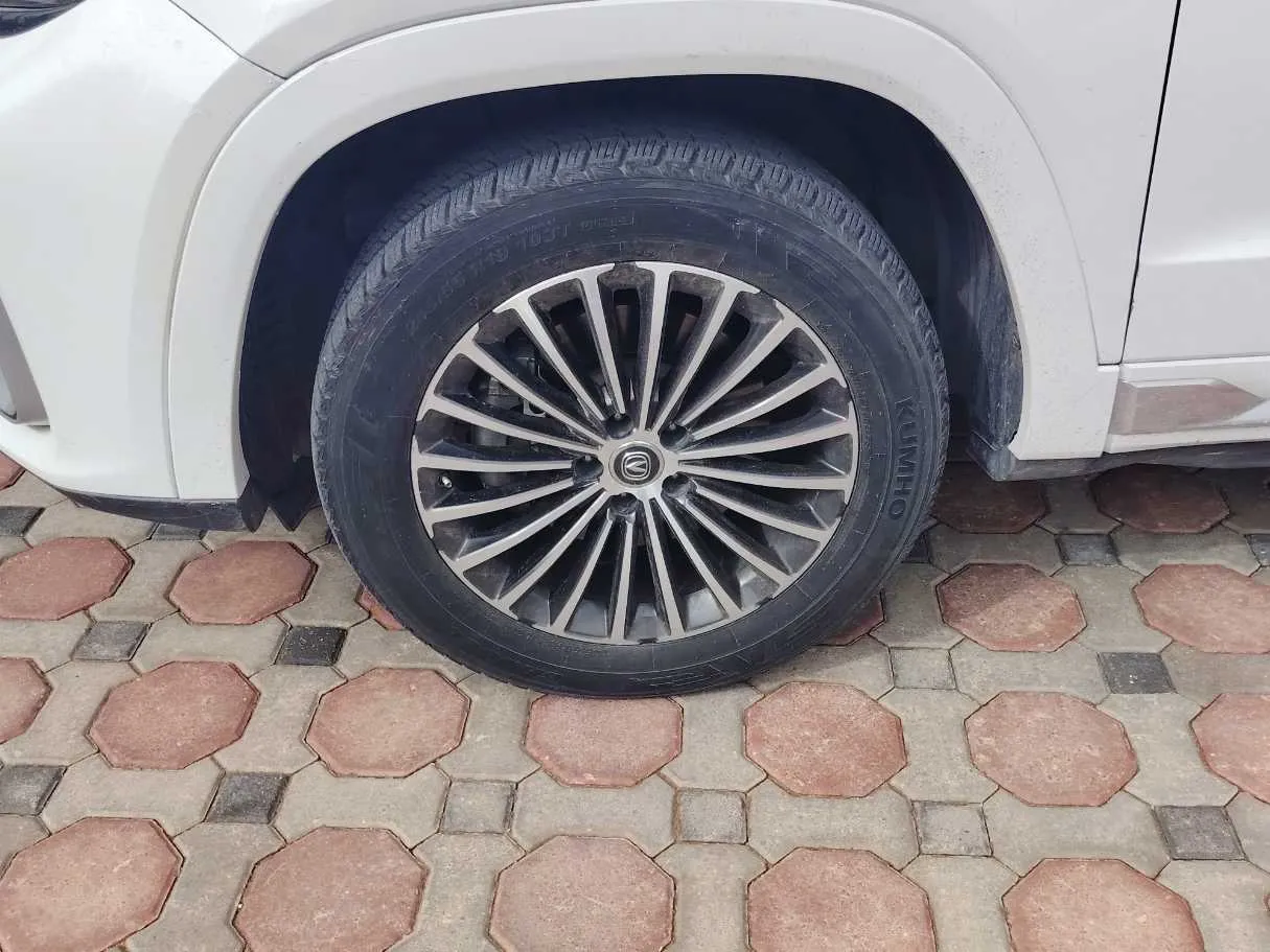 Car image 10