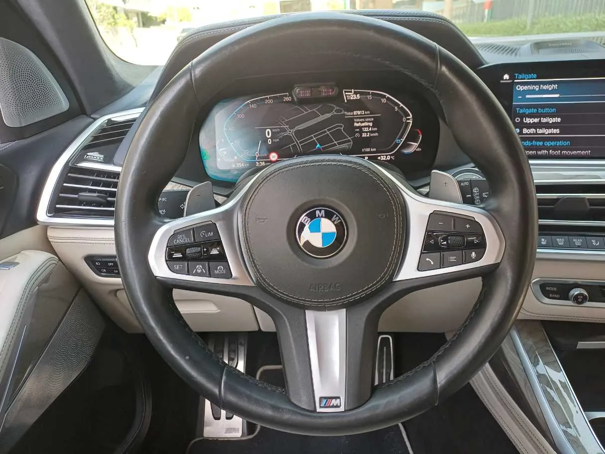 Car image 19