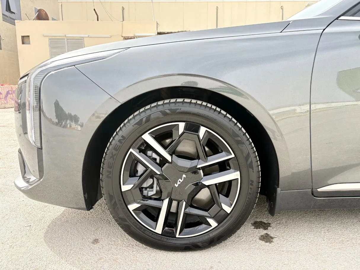 Car image 9