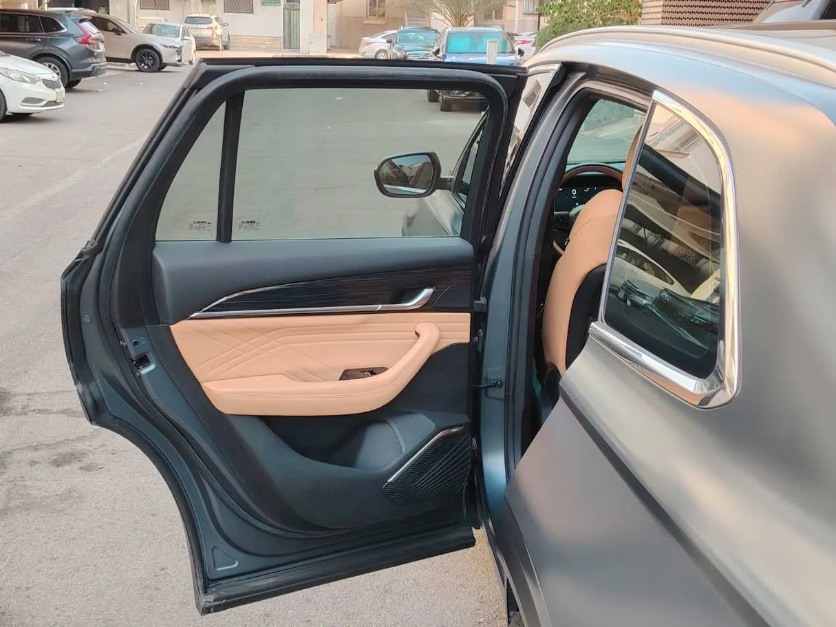 Car image 12