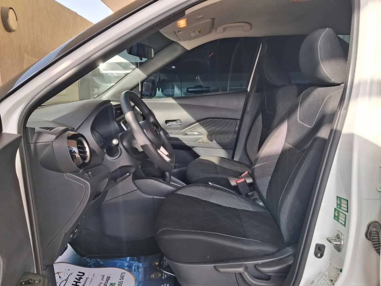 Car image 12