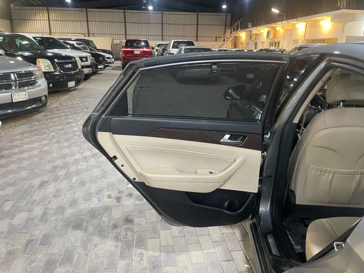 Car image 14