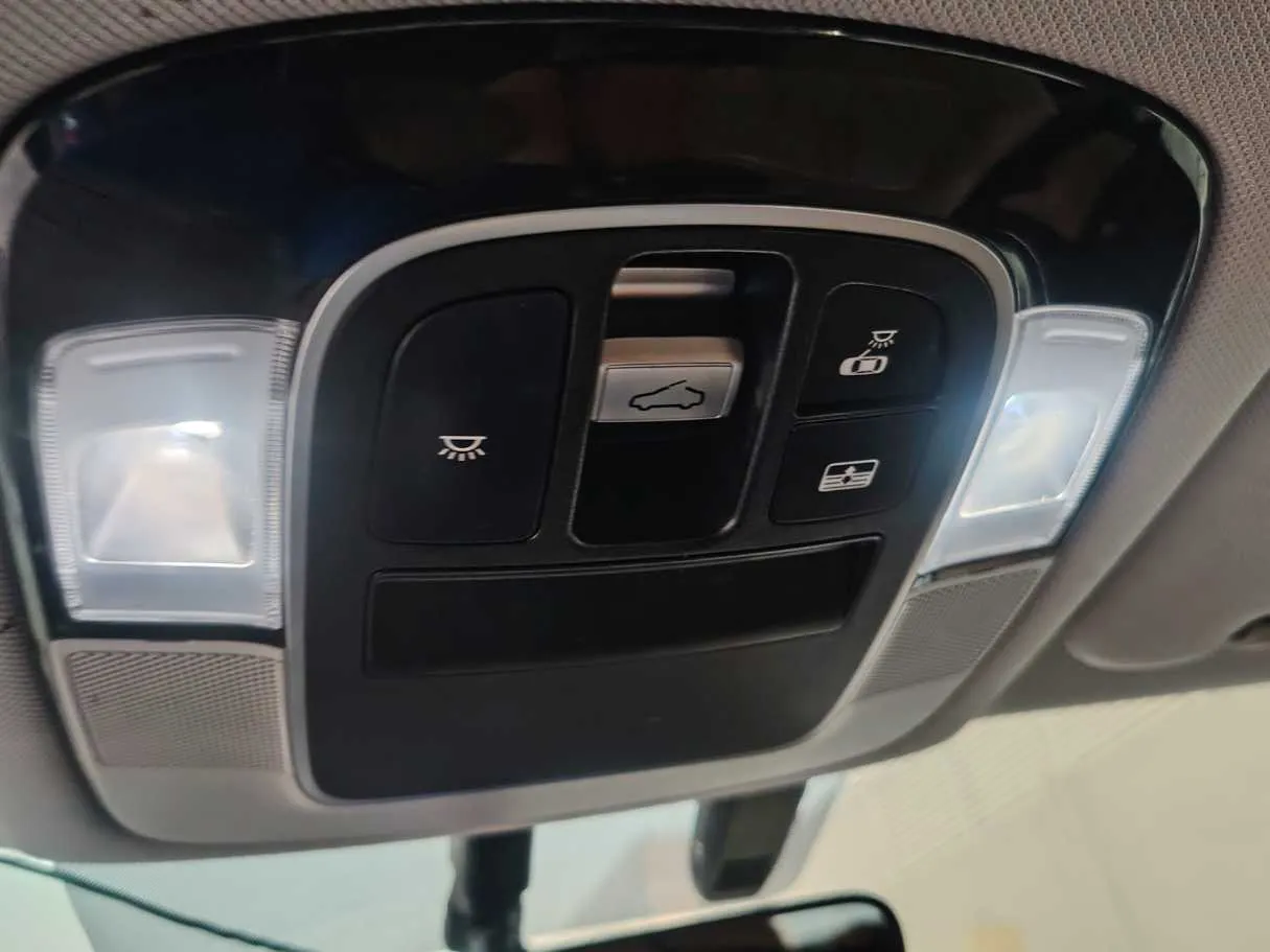 Car image 24